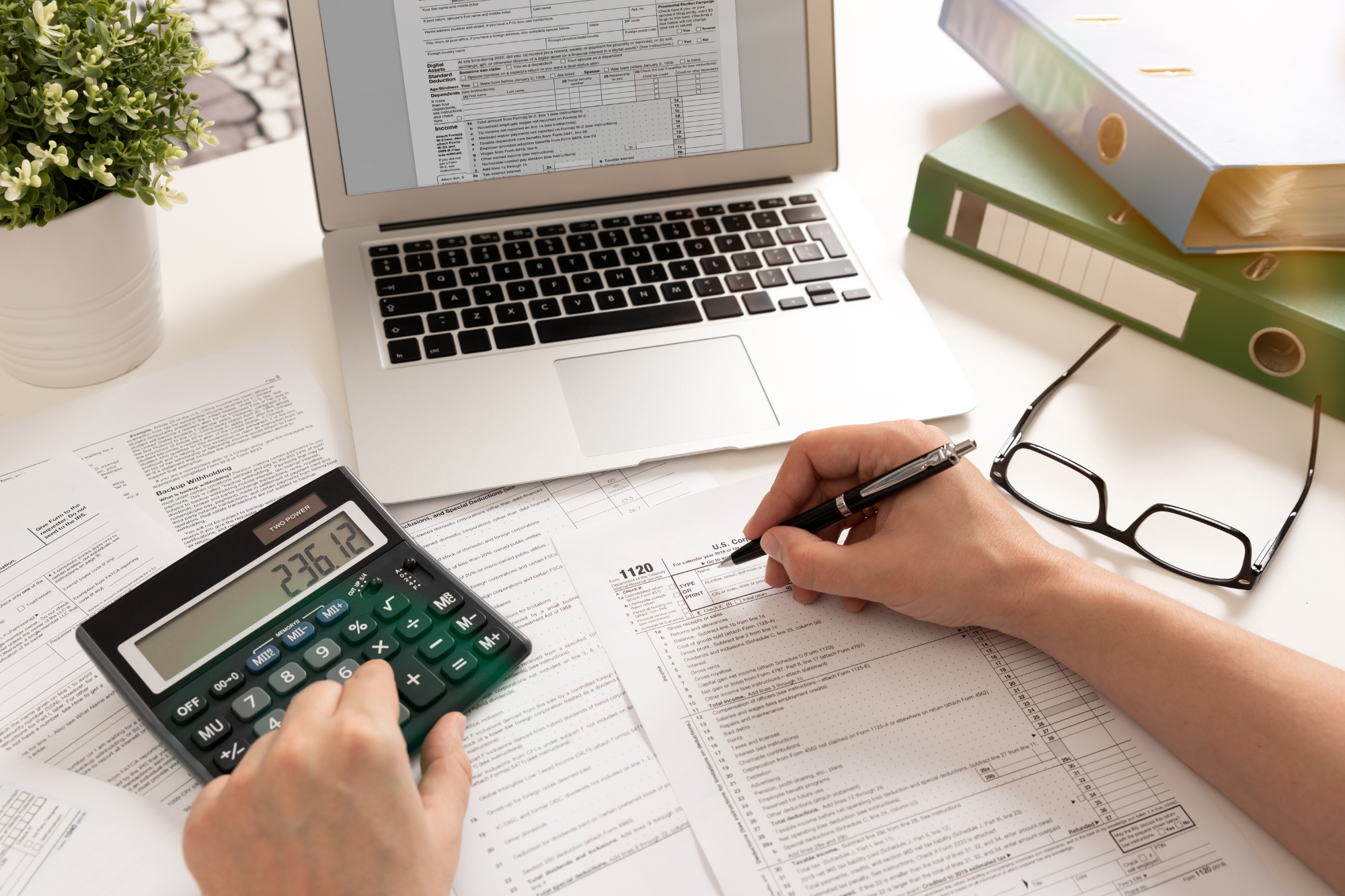 GASTOS E IMPUESTOS. INVESTCASA IURIS S.L. en Torremolinos