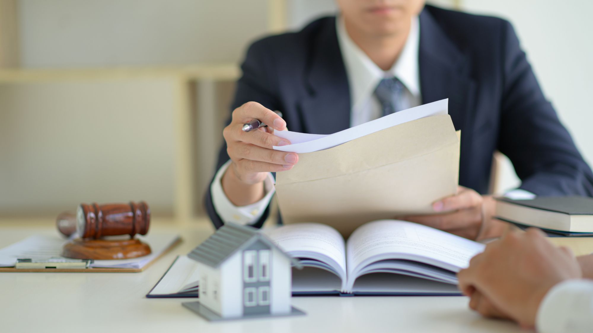 Asesoramiento Jurídico Inmobiliario. INVESTCASA IURIS S.L. en Torremolinos